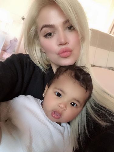 Khloe Kardashian Ultah, Kim Kardashian Hadiahi Clutch Bentuk Terung