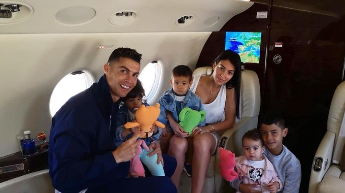 Cristiano Ronaldo bersama keluarganya sudah terbang ke Madrid naik jet pribadi. Mereka angkat kaki dari Arab Saudi karena dinilai sudah tidak aman.