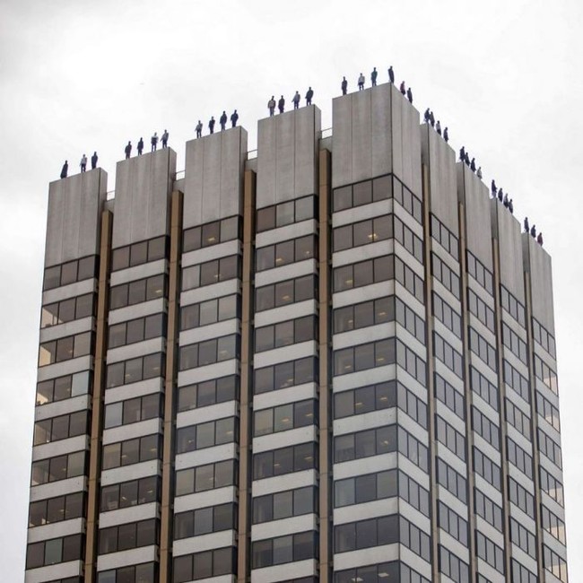 Kamu tidak sedang melihat adegan terjun massal dari atas gedung. (Foto: Dok. Amazon)