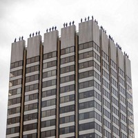 Kamu tidak sedang melihat adegan terjun massal dari atas gedung. (Foto: Dok. Amazon)