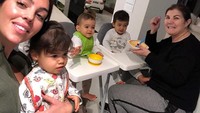 Momen yang dibagikan Christiano Ronaldo pada 8 Maret lalu ini membuktikan bahwa Giordina tak hanya sekat dengan keempat anaknya. Ia juga dekat dengan Maria Dolores. Foto: Instagram christiano