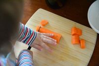 Gadis Kecil Ini Mahir Potong Sayur Alasannya Bikin Sedih!