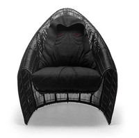 Kursi lainnya memiliki bantalan dengan wajah Darth Vader yang mengenakan tudung. Rancangan Kenneth yang unik pun mendapat banyak pujian dari fans. Foto: Dok. Boredpanda/Kenneth Cobonpue