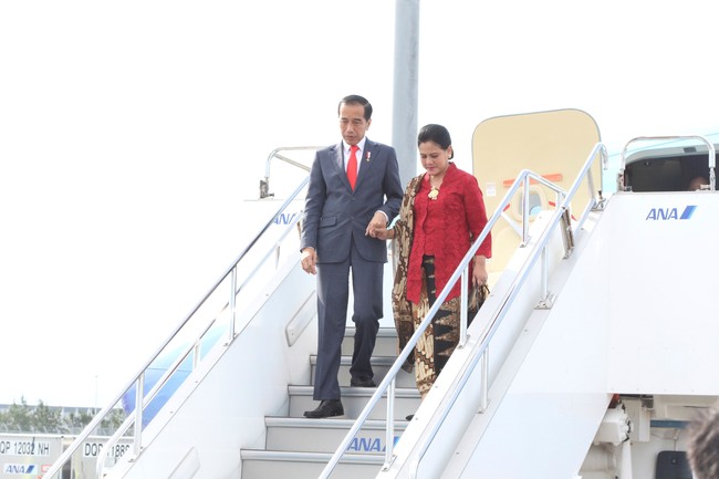 Setiba di Jepang, Iriana sudah tampil dengan kebaya. Ia tampak memakai kebaya model kutu baru dengan kain bermotif parang saat keluar dari pesawat kepresidenan. Warna busananya senada dengan dasi merah yang dipakai Presiden Jokowi. (Foto: Reuters)