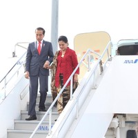 Setiba di Jepang, Iriana sudah tampil dengan kebaya. Ia tampak memakai kebaya model kutu baru dengan kain bermotif parang saat keluar dari pesawat kepresidenan. Warna busananya senada dengan dasi merah yang dipakai Presiden Jokowi. (Foto: Reuters)