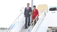 Presiden Indonesia Joko Widodo (Jokowi) beserta Ibu Negara Iriana Joko Widodo tiba di Bandar Udara Internasional Kansai, Osaka, Jepang, Jumat (28/6/2019). Osaka Summit Photo/Handout via Reuters.