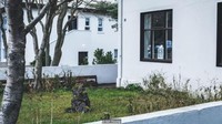 Orang Islandia percaya bahwa peri hidup bersama dengan manusia dan bersembunyi di dalam batu. Dalam tiap pekarang rumah, traveler bisa lihat adanya batu cukup besar yang dibiarkan begitu saja di sana. (Ian Young/BBC)