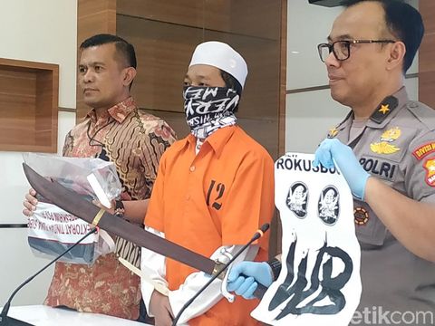 Polisi menunjukkan barang bukti