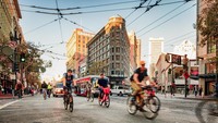Kunjungi area Santa Barbara dan kayuhkan sepeda ke Gibraltar Road, sebuah rute menanjak yang akan menghadiahi Anda dengan pemandangan laut yang menakjubkan di California, AS. Seru! (iStock)