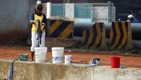 Kegiatan mencuci pakaian di pinggir sungai itu dilakukan warga untuk menghemat air bersih.
