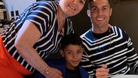 Kali ini Ronaldo dan putranya bukan makan bareng Georgina. Tapi sang ibu, Maria Dolores. Foto: Instagram christiano