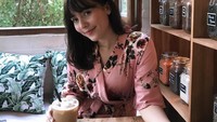 Ngopi-ngopi cantik di kafe jadi agenda Lidi habiskan waktu luang sekaligus bersantai. Foto: Instagram @lidibrugman