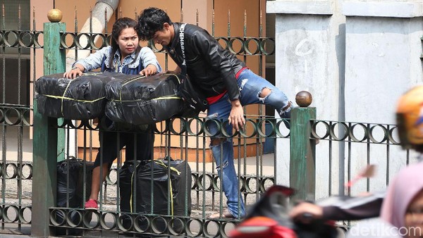 Parah! Warga Nekat Lompat Pagar Stasiun