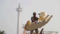 Tak hanya bangunan ikonik dan bersejarah Kota Jakarta, salah satu mobil hias dibentuk dengan tema kebun binatang.
