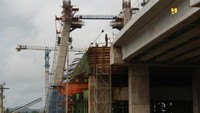 Pembangunan Jembatan Teluk Kendari dikerjakan oleh perusahaan konsorsium yakni PT PP (Persero) Tbk dan PT Nindya Karya dengan anggaran mencapai Rp 802 miliar dengan kontrak tahun jamak (multiyears) 2015-2020. Pengerjaan konstruksinya  terdiri dari pembangunan jalan pendekat atau oprit (602,5 m), approach span (357,7 m), side span (180 m), bentang utama atau main span (200 m). Jembatan dengan tipe cable stayed  ini memiliki lebar 20 meter dengan empat lajur serta median dan trotoar. Foto: Dok. Kementerian PUPR