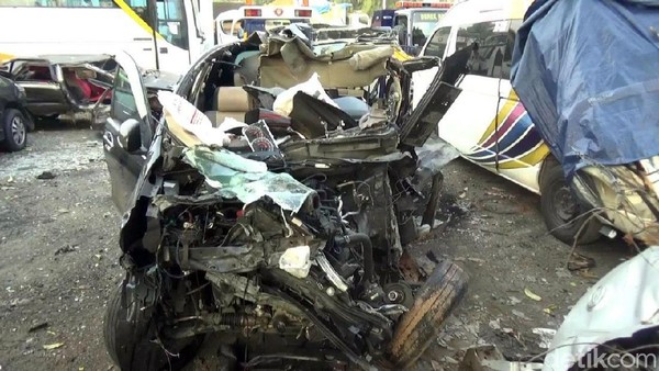 Ngeri! Penampakan Minibus yang Seruduk Truk di Tol Cipularang