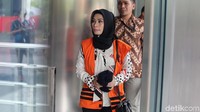 Dalam perkara ini, Asty selaku Marketing Manager PT HTK ditetapkan KPK sebagai tersangka karena diduga menyuap anggota DPR Bowo Sidik. Suap itu diduga diberikan ke Bowo agar anggota Komisi VI itu membantu PT HTK kembali mendapat perjanjian penggunaan kapal-kapalnya untuk distribusi pupuk dari PT Pupuk Indonesia Logistik (Pilog).