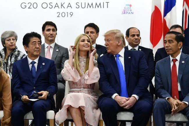 Inilah penampilan Ivanka Trump saat bertemu dengan para pemimpin dunia yang hadir di KTT G20 di Osaka, Jepang, Sabtu (29/6/2019). Ivanka yang duduk di antara Presiden Donald Trump dan Perdana Menteri Shinzo Abe. Foto: Brendan Smialowski / AFP
