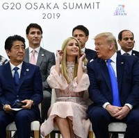 Inilah penampilan Ivanka Trump saat bertemu dengan para pemimpin dunia yang hadir di KTT G20 di Osaka, Jepang, Sabtu (29/6/2019). Ivanka yang duduk di antara Presiden Donald Trump dan Perdana Menteri Shinzo Abe. Foto: Brendan Smialowski / AFP
