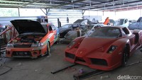 Sebelum memiliki bisnis bengkel replika mobil sport, selepas lulus dari SMK Angkasa Margahayu di usia 18 tahun, dua tahun berikutnya Ronny mencoba bereksperimen membuat replika mobil Lamborghini Countach. Foto: Wisma Putra/detikcom