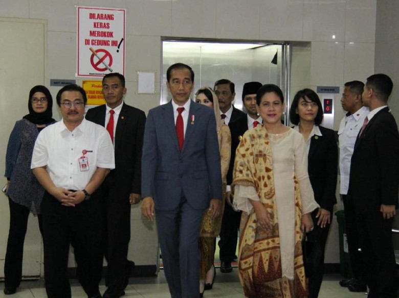 Pesan Jokowi ke Risma: Jangan Mikir yang Berat-berat Pesan Jokowi ke Risma: Jangan Mikir yang Berat-berat