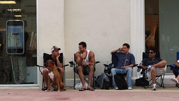 Mereka bukan sedang nongkrong-nongkrong menikmati matahari Pantai Miami, Florida, melainkan antre membeli iPhone 1. (Foto: Joe Raedle/Getty Images)