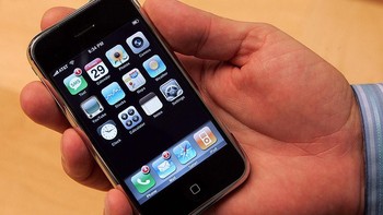 Satu juta iPhone terjual dalam 74 hari sejak mulai dijual. Perangkat itu sekaligus menjadi sebuah tolok ukur tersendiri di dunia smartphone. Tak heran banyak vendor lain yang kemudian mengimitasinya, mulai dari desain ponsel sampai ke ikon pada antarmuka iOS-nya. (Foto: Justin Sullivan/Getty Images)