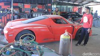 Baik Lamborghini Countach dan Ferrari Spider yang dibuatnya itu laku dijual. Pertama bikin dijual laku Rp 45 juta, rugi tapi puas buat belajar. Ferari dijual Rp 135 juta, modal sekitar Rp 90 juta dengan mobil, sisanya keuntungan, tuturnya. Foto: Wisma Putra/detikcom