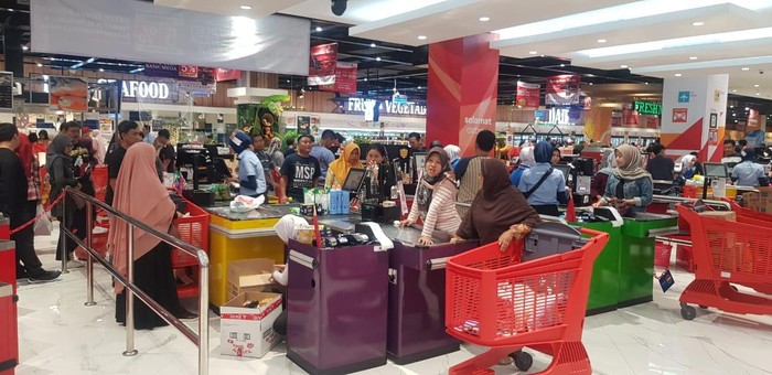 Serbu Tempat Ini. Emak-Emak Sudah Ngantre dari Pagi Loh!