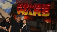 CT dan keluarag di arena Zombie Wars.