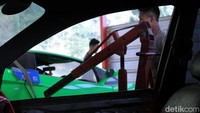 Agar replika mobil sport yang dibuatnya mirip seperti aslinya, Ronny membeli miniatur mobil Lamborghini Countach di salah satu mall di Kota Bandung. Foto: Wisma Putra/detikcom