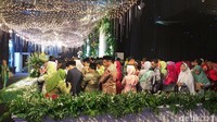 Perwakilan keluarga Khofifah, Zahrul Azhar Asad atau yang akrab disapa Gus Hans mengatakan, pihak keluarga sebenarnya hanya mengundang 2.500 orang. Namun karena tingginya minat tamu yang datang membuat lokasi resepsi membludak. 