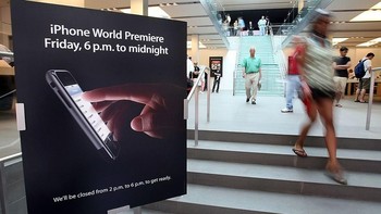 Inilah momen-momen menjelang penjualan perdana iPhone generasi pertama. Papan iklan itu muncul di gerai Apple di New York. Antusiasme publik, dan calon pembeli, sedang tinggi-tingginya. (Foto: Mario Tama/Getty Images)