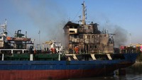 Kapal kargo tersebut terbakar saat dalam proses perbaikan itu. ANTARA FOTO/Didik Suhartono.