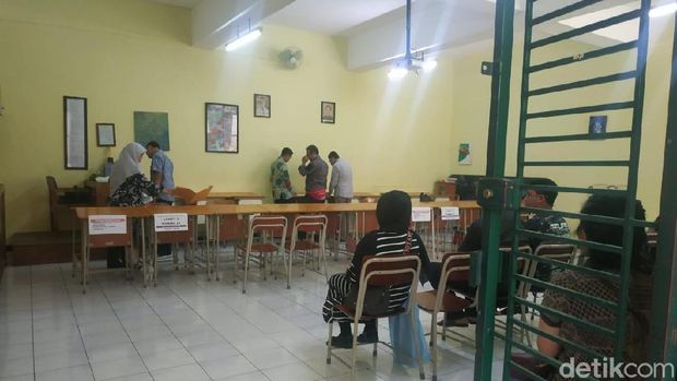 Datangi Sekolah, Ortu Calon Siswa SMA di Bandung Harap-harap Cemas