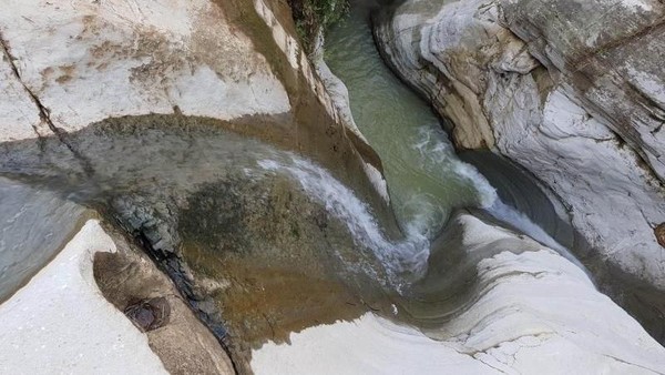 Curug ini disebut Catang oleh warga setempat. Lokasinya berada di Desa Bantar Karet, Kecamatan Nanggung, Kabupaten Bogor. (arman fauzi/dTraveler)