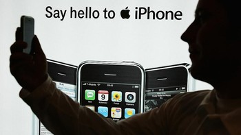 Setelah resmi dijual di AS pada 29 Juni 2007, iPhone mulai dijual di Britania Raya, Prancis, Jerman, Portugal, Republik Irlandia, dan Austria pada November 2007 dengan sambutan yang sama hebohnya. (Foto: Patrik Stollarz/Getty Images)
