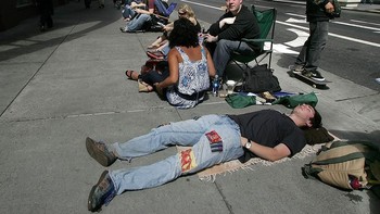 Begini salah satu pemandangan di dekat gerai Apple dan AT&T di San Francisco, California pada 29 Juni. Konsumen rela antre sejak beberapa hari. (Foto: Justin Sullivan/Getty Images)