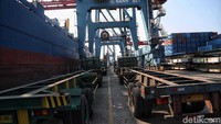 Badan Pusat Statistik (BPS) mencatat neraca perdagangan Indonesia pada Mei surplus tipis sebesar US$ 210 juta. Jika dilihat secara kumulatif sebenarnya neraca perdagangan masih tekor sebesar US$ 2,14 miliar. Kepala BPS Suhariyanto menjelaskan defisit neraca perdagangan secara kumulatif dipicu impor migas (minyak dan gas) tinggi.