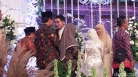 Para tamu yang datang sampai rela berdesak-desakan dan mengantre di tangga eskalator saat akan masuk ke dalam lokasi resepsi. Bahkan beberapa tamu undangan dilaporkan sampai pingsan dan mendapat perawatan.