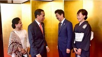 Presiden Jokowi dan ibu Iriana Jokowi berbincang sampai dengan Perdana Menteri Jepang Shinzo Abe dan istri. Pool/IG @jokowi.