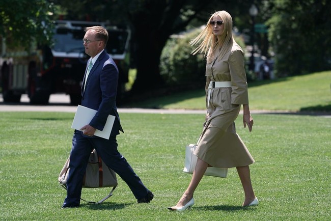 Sebelumnya Ivanka Trump tiba di Jepang dengan penampilan stylish memakai trench coat dan sepatu pump berwarna senada. Sepatu pump Ivanka itu datang dari brand Bruebery. Foto: Dok. AFP