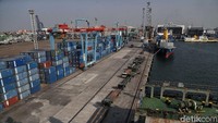 Suasana bongkar muat peti kemas di kawasan Pelabuhan Tanjung Priok,  Jakarta Utara, Jumat (28/6).