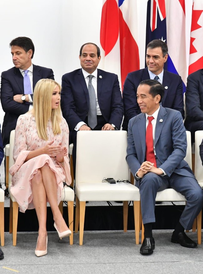 Busana berbahan sutera hadir dengan lengan lonceng dan kerah tinggi. Dress pink pucat itu dilengkapi Ivanka Trump dengan paduan sepatu pump putih yang sebelumnya juga dipakainya pada hari pertama KTT G20. Foto: Foto: Laily Rachev - Biro Pers Sekretariat Presiden