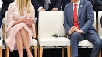 Jokowi tampak duduk di kursi barisan depan dan di samping Presiden Prancis Emmanuel Macron. Sedangkan Ivanka yang duduk di sebelah kiri Perdana Menteri (PM) Jepang Shinzo Abe. Ada sebuah bangku kosong antara Ivanka dan Jokowi.Foto: Laily Rachev - Biro Pers Sekretariat Presiden. Foto: Laily Rachev - Biro Pers Sekretariat Presiden