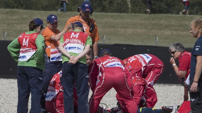 Dimas Ekky sempat tak sadarkan diri usai kecelakaan di sesi latihan bebas Moto2 Belanda (Mirco Lazzari gp/Getty Images) Dimas Ekky sempat tak sadarkan diri usai kecelakaan di sesi latihan bebas Moto2 Belanda (Mirco Lazzari gp/Getty Images)
