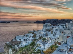 Santorini dan Mykonos Lockdown Parsial Terapkan Jam Malam