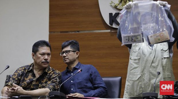 Wakil Ketua KPK Laode M Syarief dan Jaksa Agung Muda bidang Intelijen (Jamintel) Jan S Maringka memberikan keterangan terkait OTT yang dilakukan KPK terhadap Oknum Kejaksaan, di Jakarta, 29 Juni.