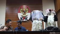 Wakil Ketua KPK, Laode M Syarief (tengah) bersama Jaksa Agung Muda Bidang Intelijen (Jamintel) Jan S Maringka memberikan pernyataan pers.
