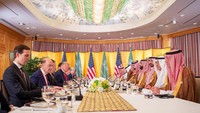 Trump dan MBS mengadakan pertemuan di sela-sela KTT G20. Tampak pula penasihat senior Gedung Putih, Jared Kushner dan Menteri Luar Negeri Iran Adel al-Jubeir dalam pertemuan tersebut. (Foto: Reuters)